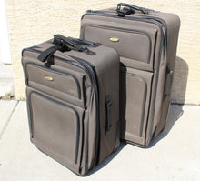 Load image into Gallery viewer, Eddie Bauer Rolling Luggage Set (Suitcase A)
